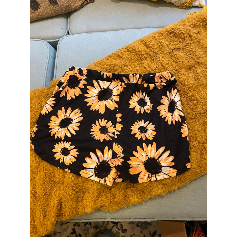 Women's Unbranded Black & Orange Sunflower Print Shorts Size M - Picture 3 of 3